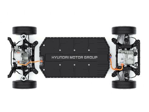 Nízko umístěný hnací motor a akumulátor v elektromobilu Hyundai IONIQ 5.