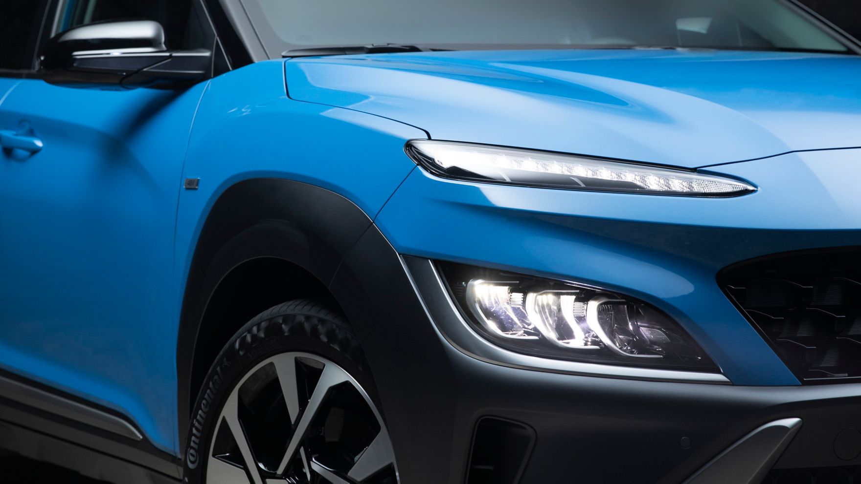 Čelní pohled na nové SUV Hyundai Kona v barvě Surfy Blue.